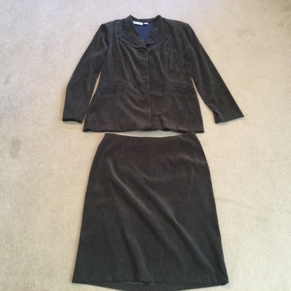 Dress Barn Women’s 2-Piece Skirt Suit Green